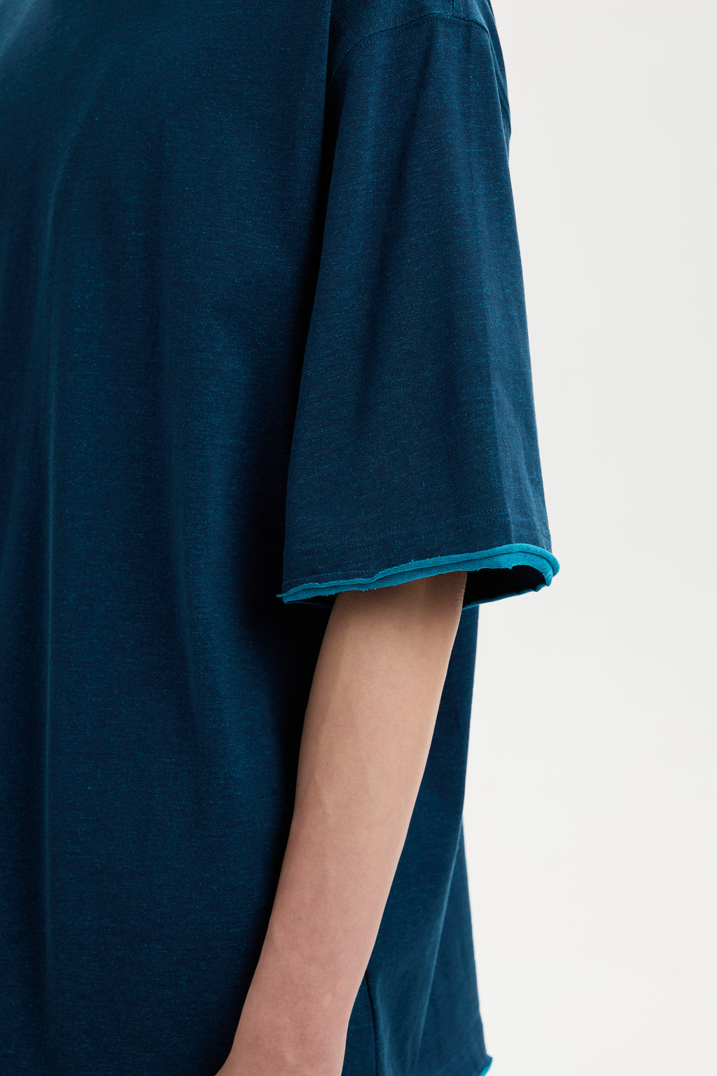 BUTTBILL SS26 Unisex Double-Yarn Cotton Inside-Out Contrast T-Shirt with Rolled Edge